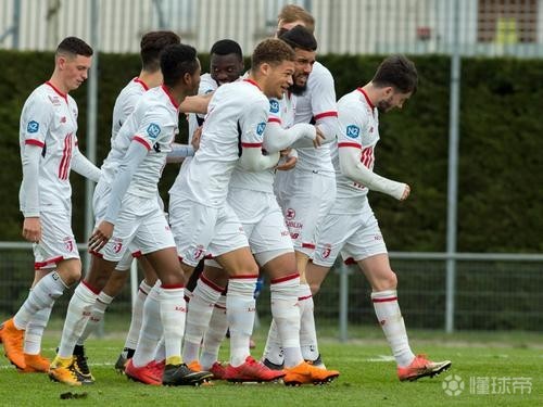 Kaiyun中国官网-今晨法国杯焦点战，巴塞罗那豪取连胜，球迷炸锅，医务组通报恢复(巴塞罗那球员名单)